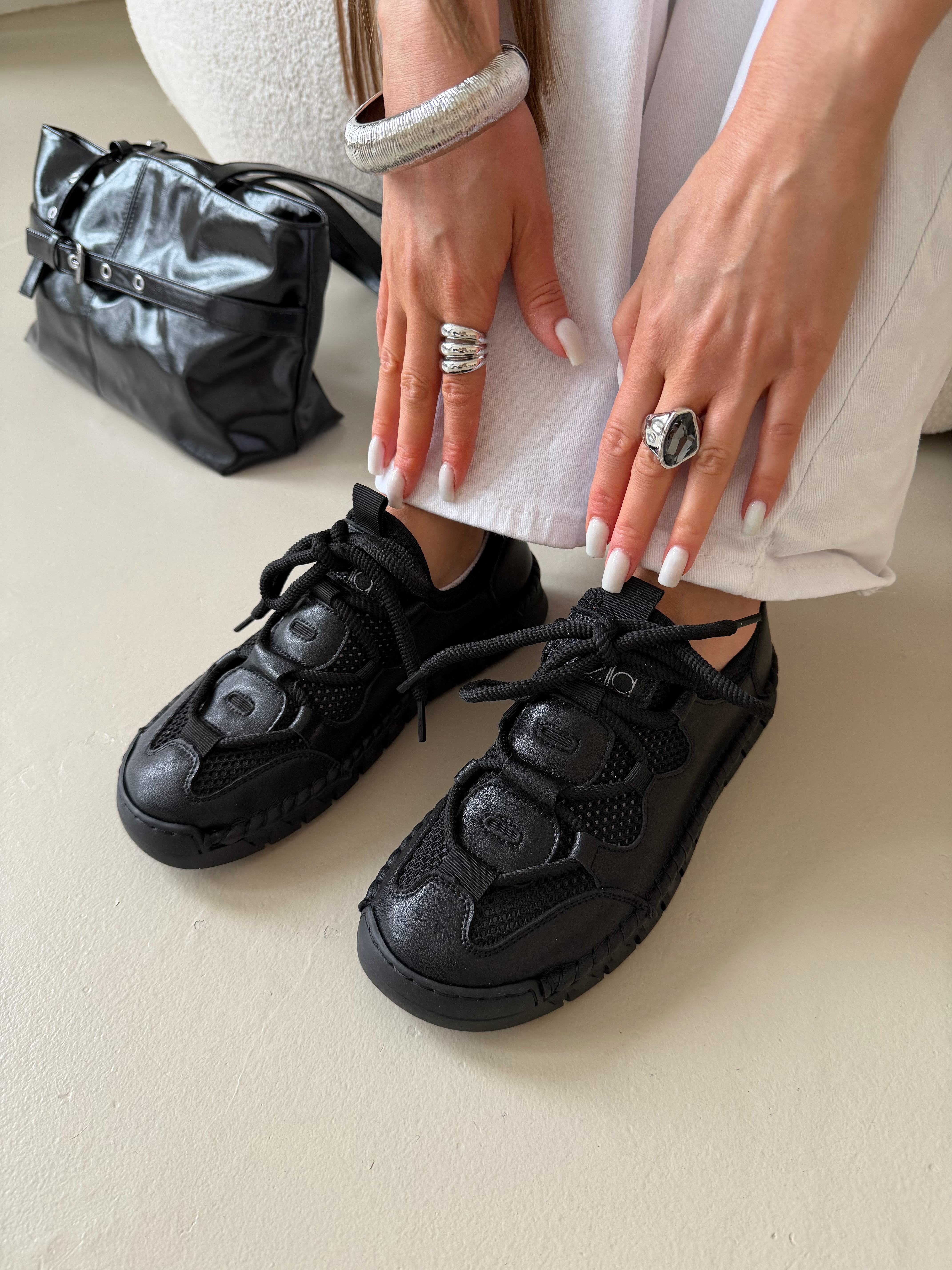 Кроссовки "Тесса" в черном цвете