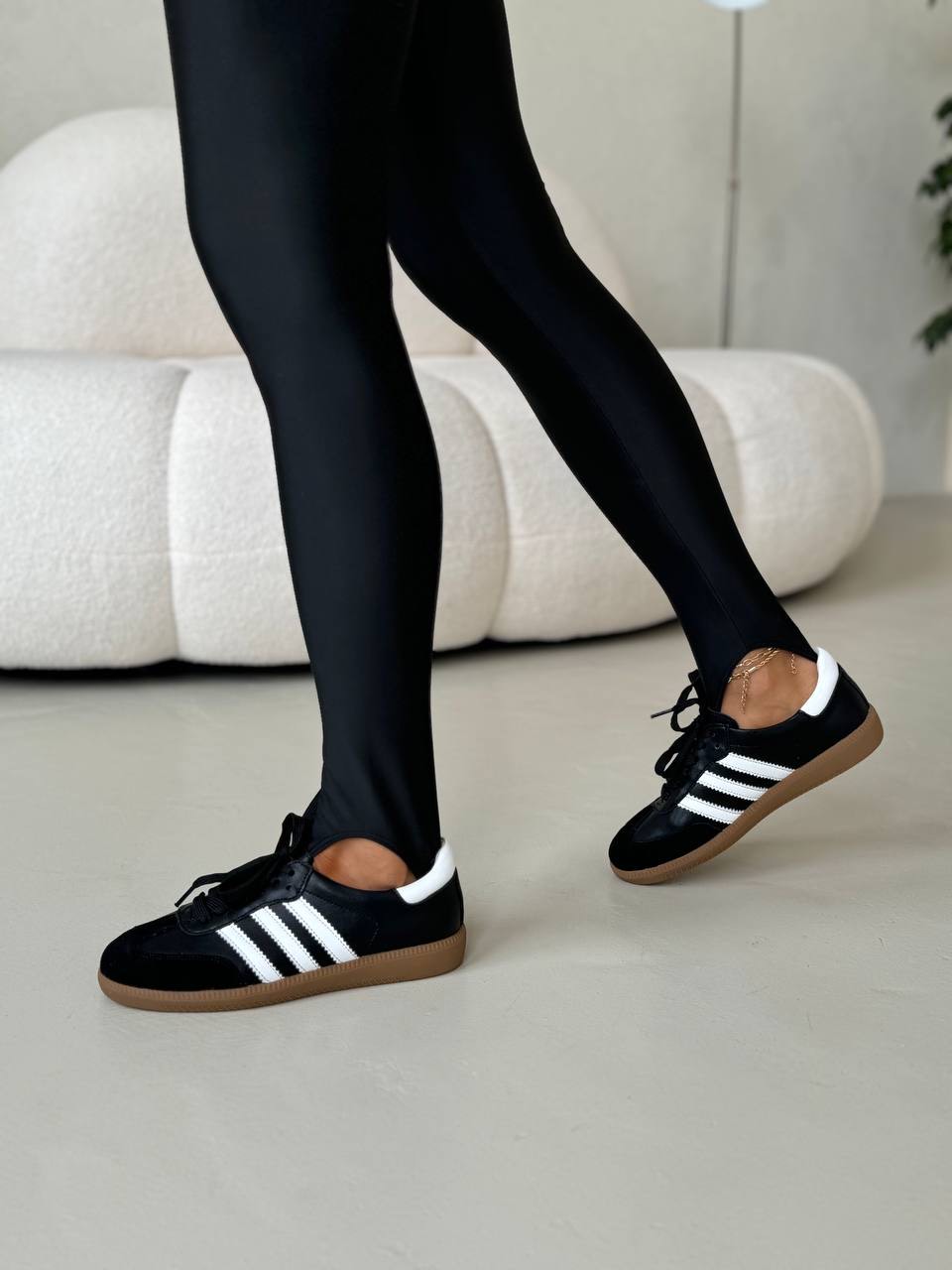 Кроссовки "Дженни" в черной коже