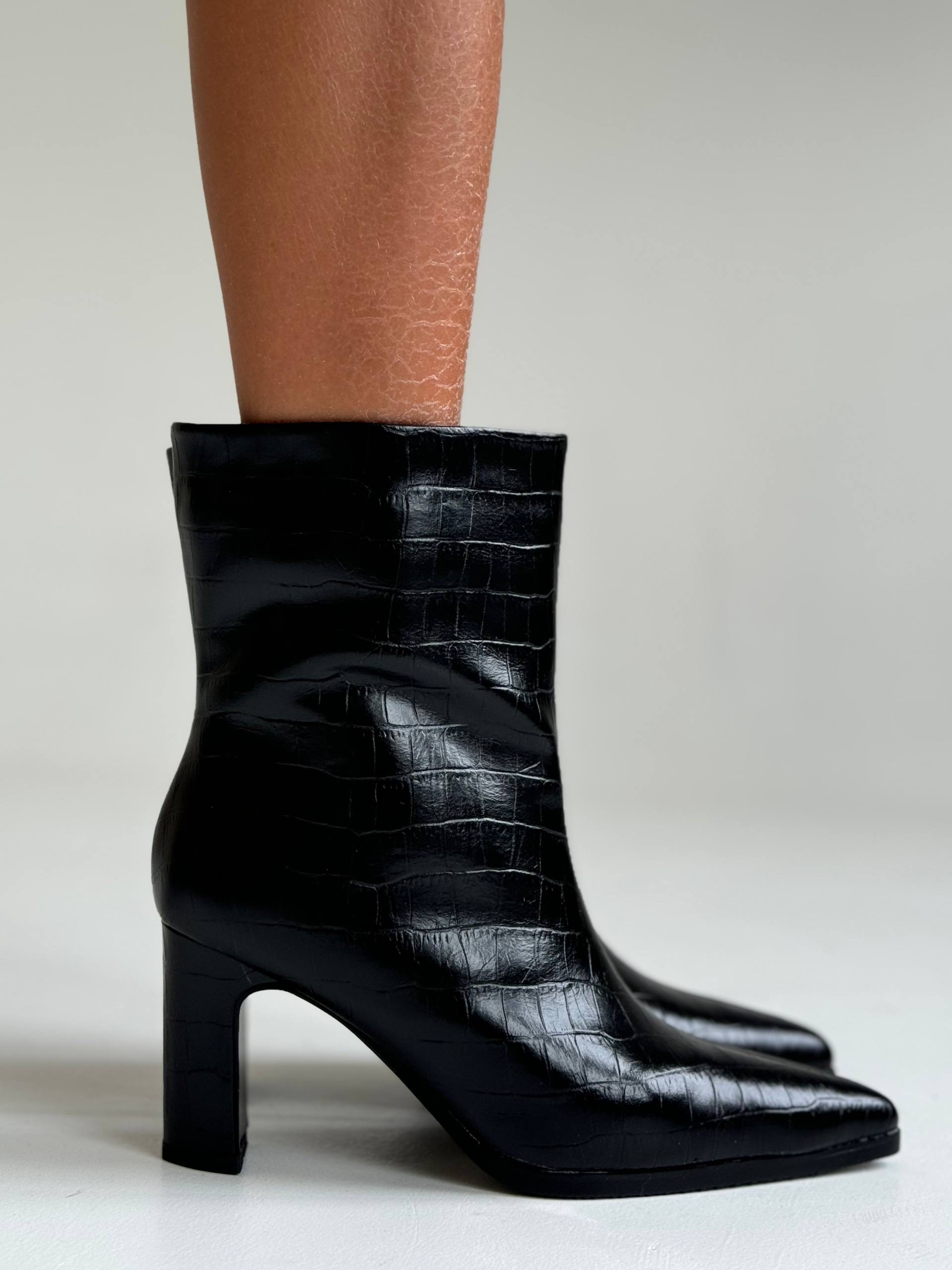 Ботильоны зимние “Дженни” в черной рептилии