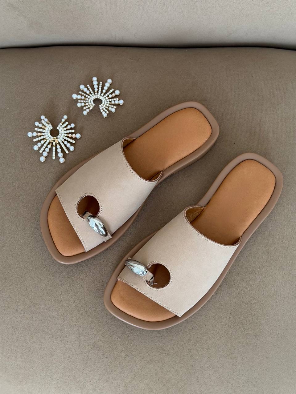 Шлепки "Эллин" в бежевом цвете