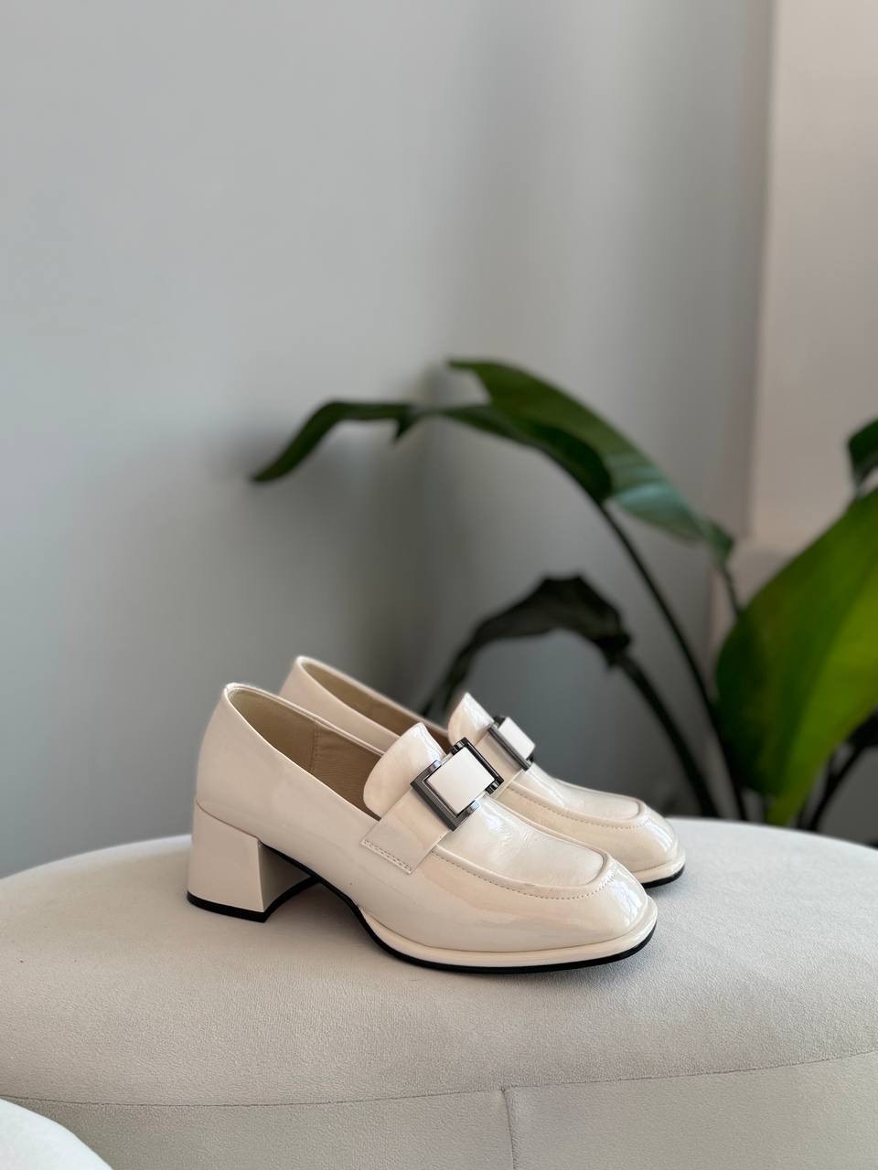 Туфли лоферы "Эстер" в молочном лаке