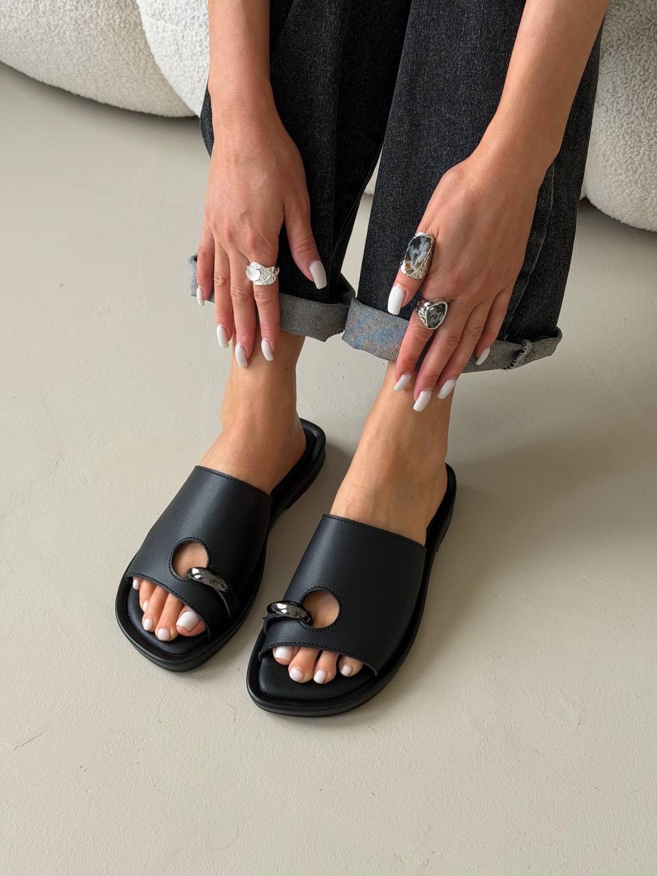 Шлепки "Эллин" в черном цвете