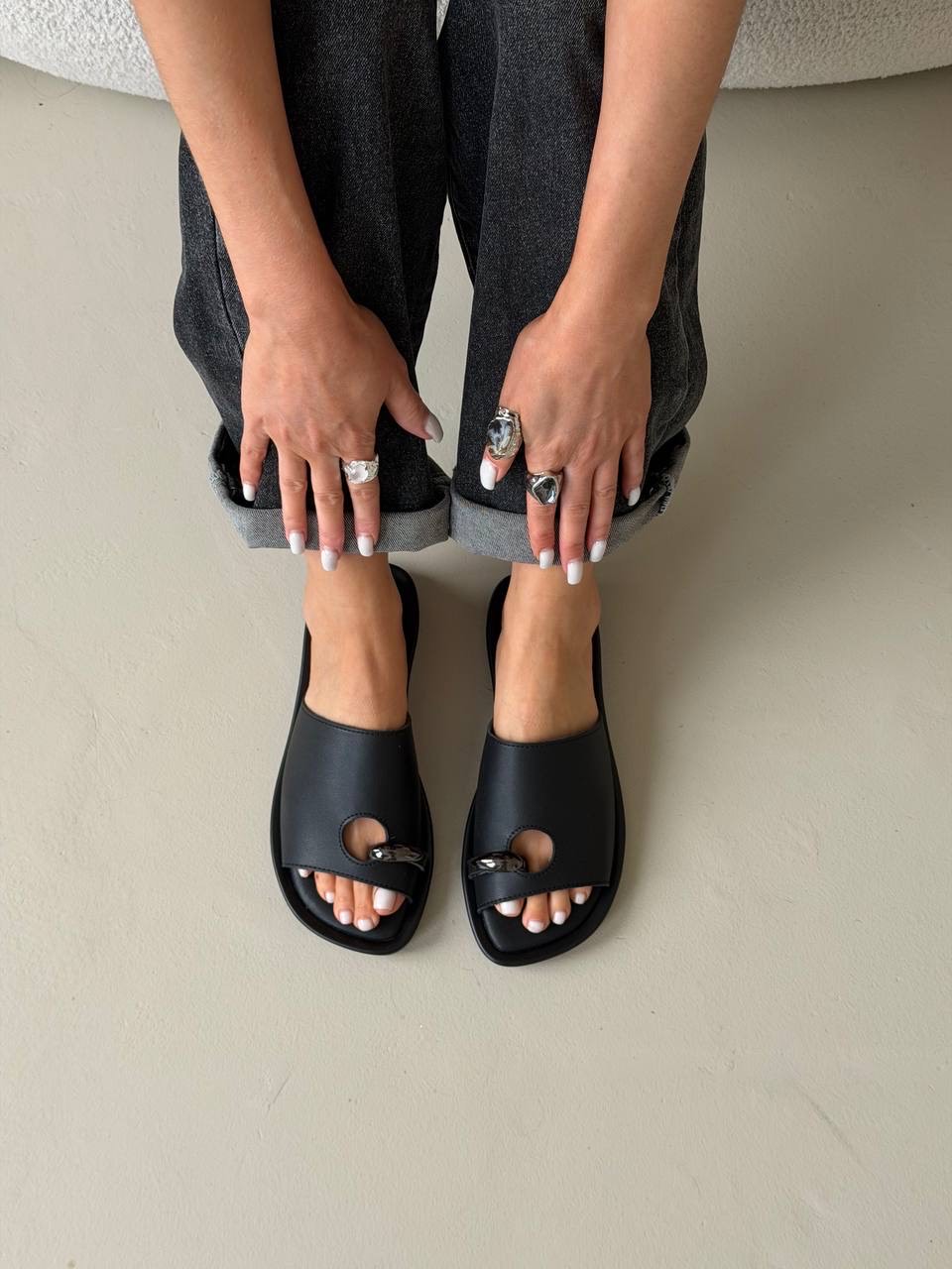 Шлепки "Эллин" в черном цвете