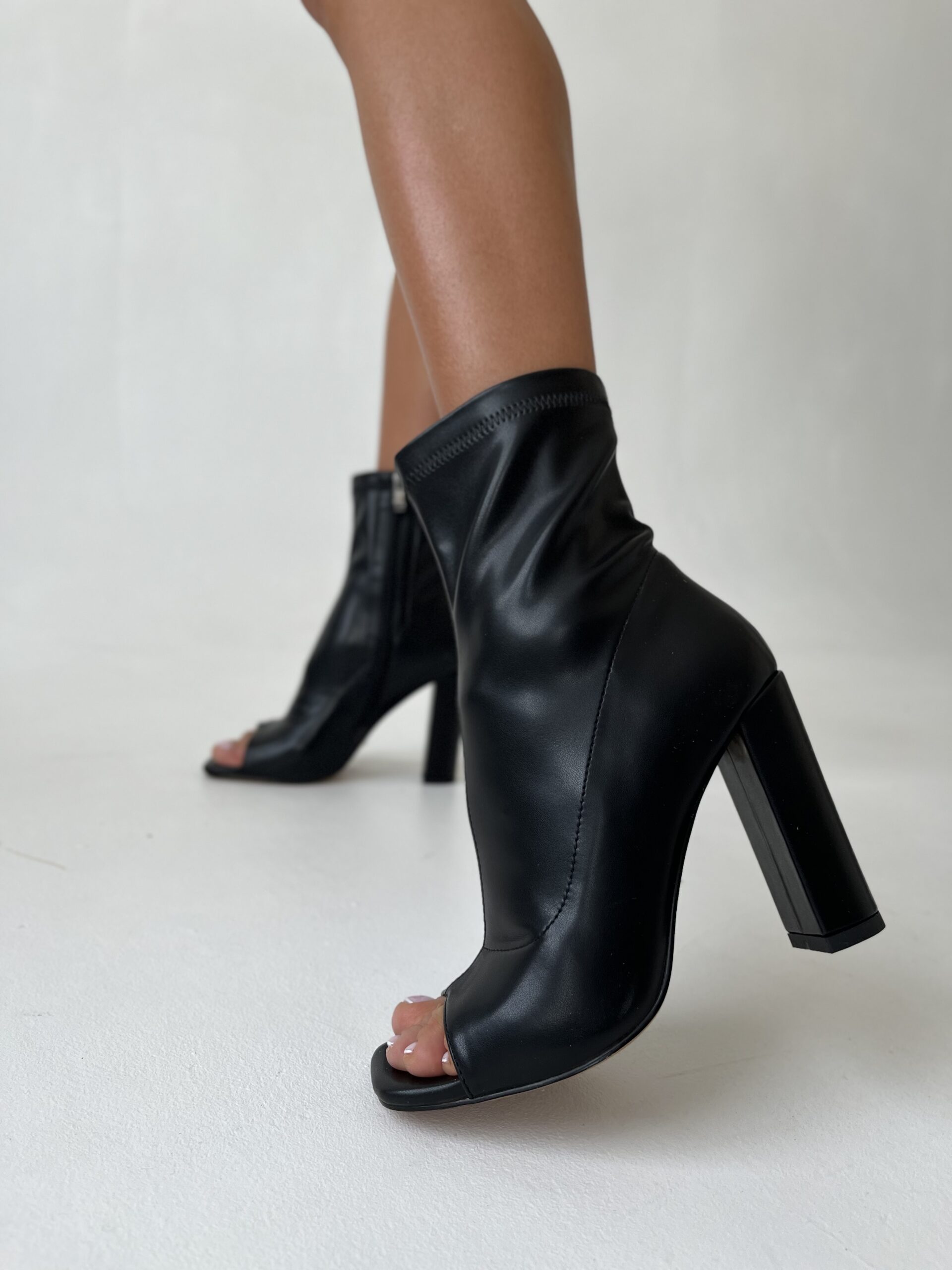 Ботильоны “Аманда” в черном цвете